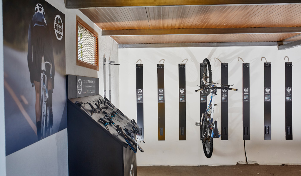 Attrezzi per biciclette appesi al muro in un negozio di noleggio a Tenerife.
