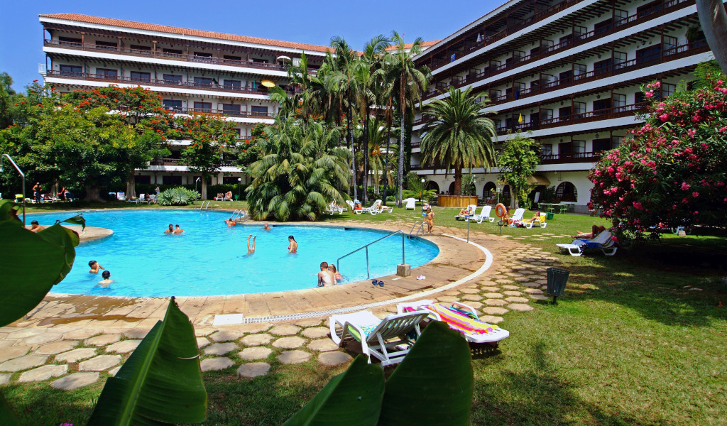 Piscina esterna di un hotel con persone a Puerto de la Cruz.