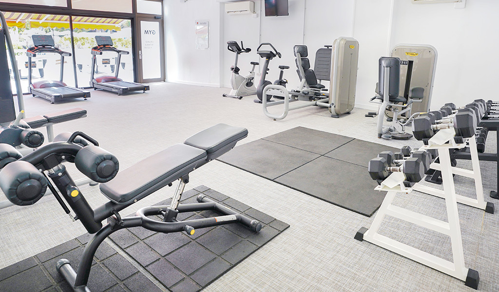 Palestra a Tenerife con attrezzi, tapis roulant, pesi e cyclette.