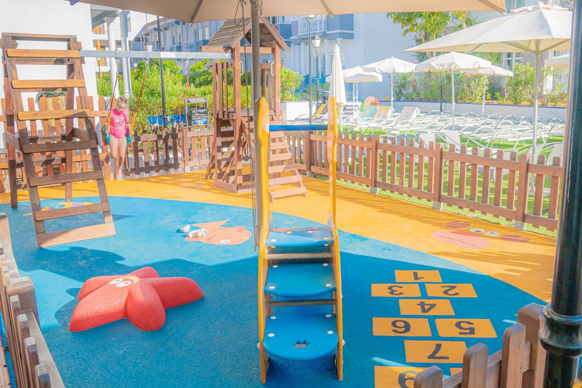 Area giochi per bambini con altalena e scivolo a Tenerife.