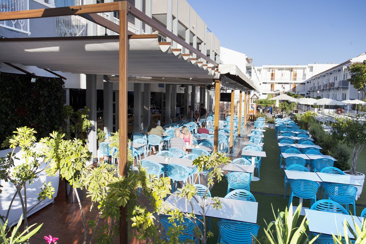 Terrazza all'aperto con sedie blu ad Adeje, Tenerife.