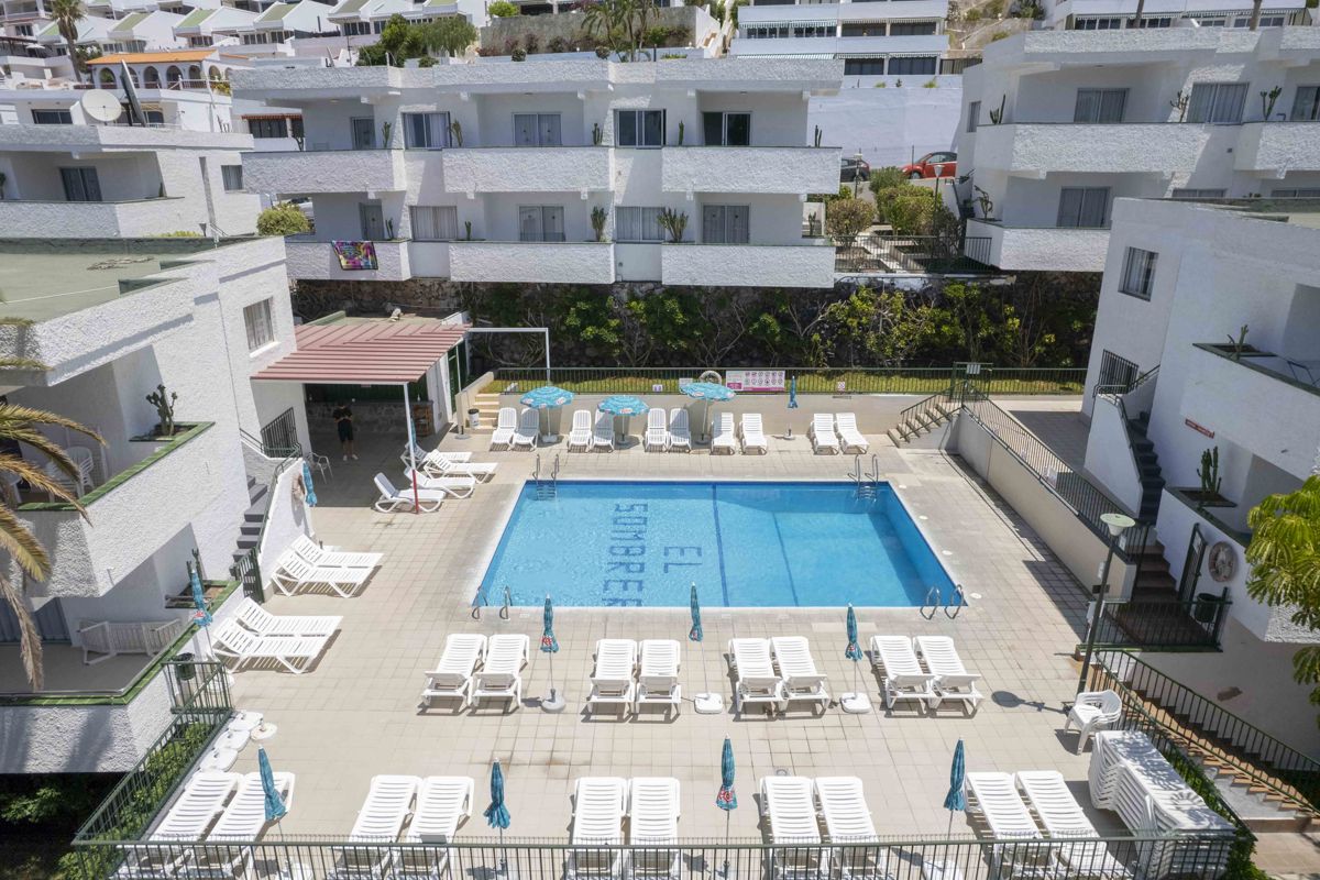 Piscina all'aperto con sdraio nel complesso turistico El Sombrerito a Tenerife.