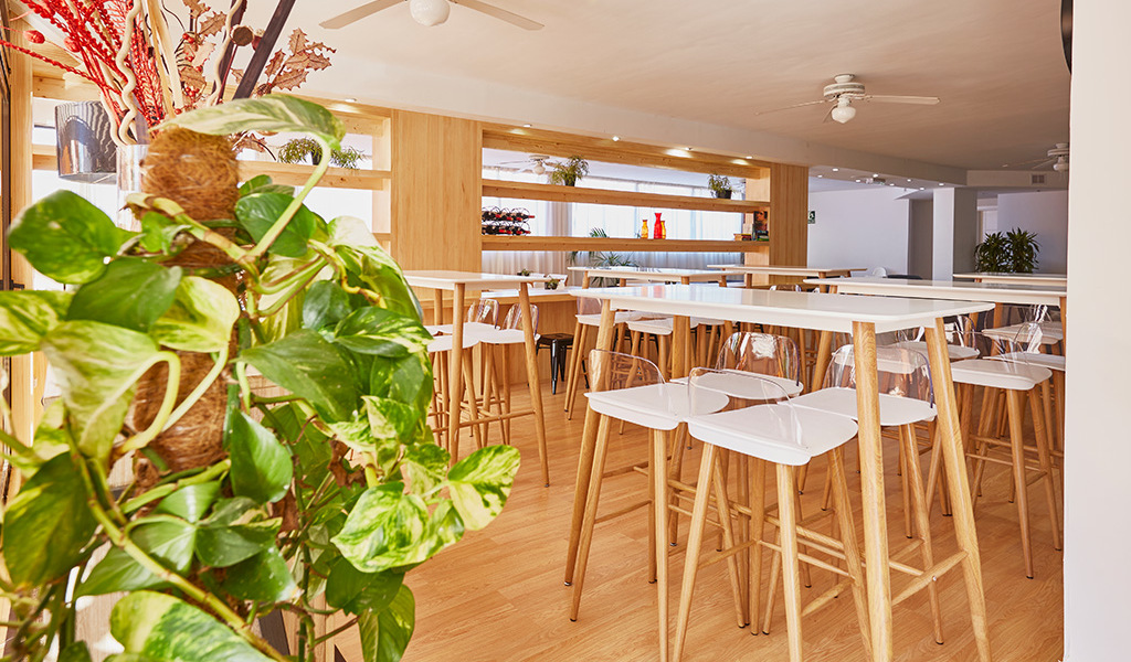 Sala moderna con tavoli alti e sedie trasparenti a Tenerife.