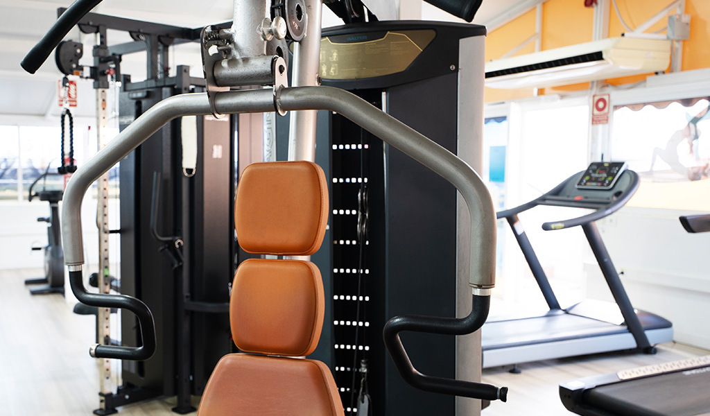 Attrezzature da palestra a Tenerife con tapis roulant e macchine pesi.