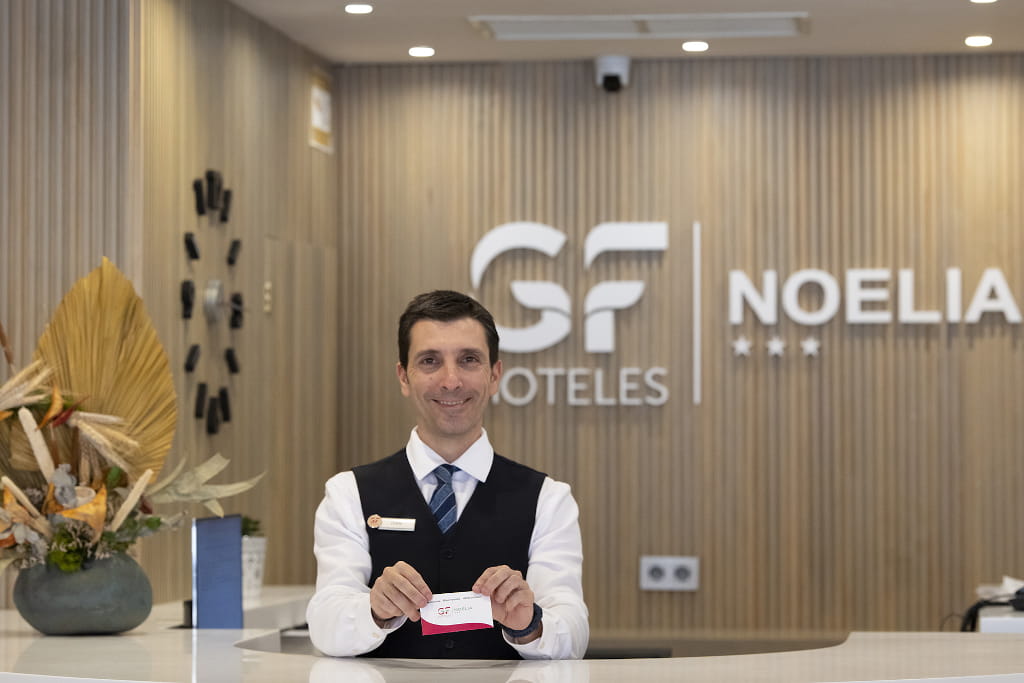 Receptionist al banco del GF Noelia a Puerto de la Cruz, Tenerife.