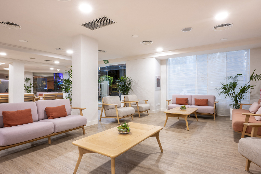 Sala d'attesa con divani e tavolini presso [nombre del luogo en la URL], Tenerife.