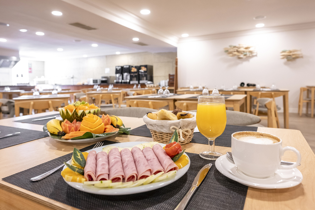 Colazione in un ristorante a Tenerife con frutta, succo e caffè.