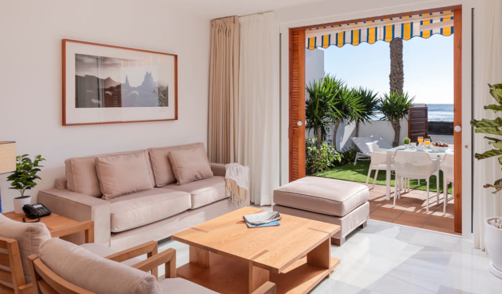 Salotto con vista su giardino e mare a Puerto de la Cruz, Tenerife.