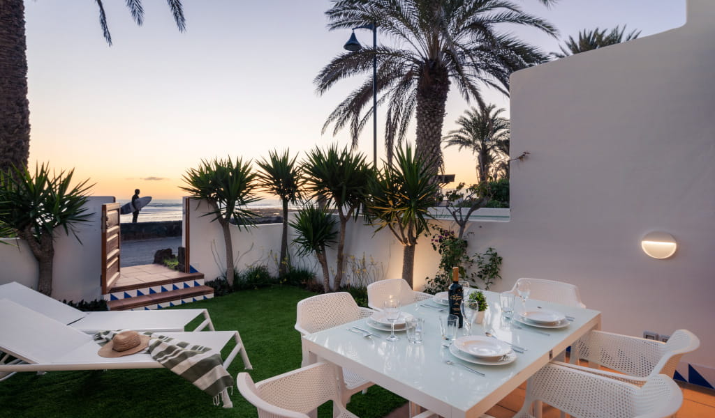 Terrazza con tavolo apparecchiato e vista mare al tramonto a Tenerife.