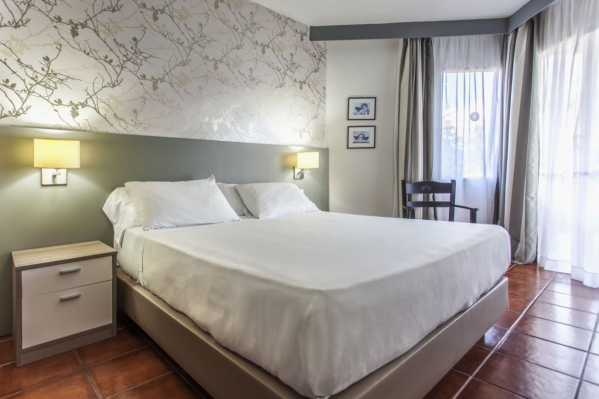 Camera da letto con letto matrimoniale e finestra con tende a Tenerife.