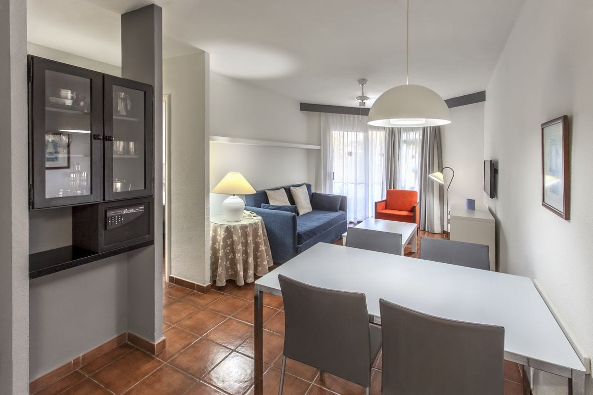 Salotto moderno con divano blu e poltrona arancione in un appartamento a Tenerife.