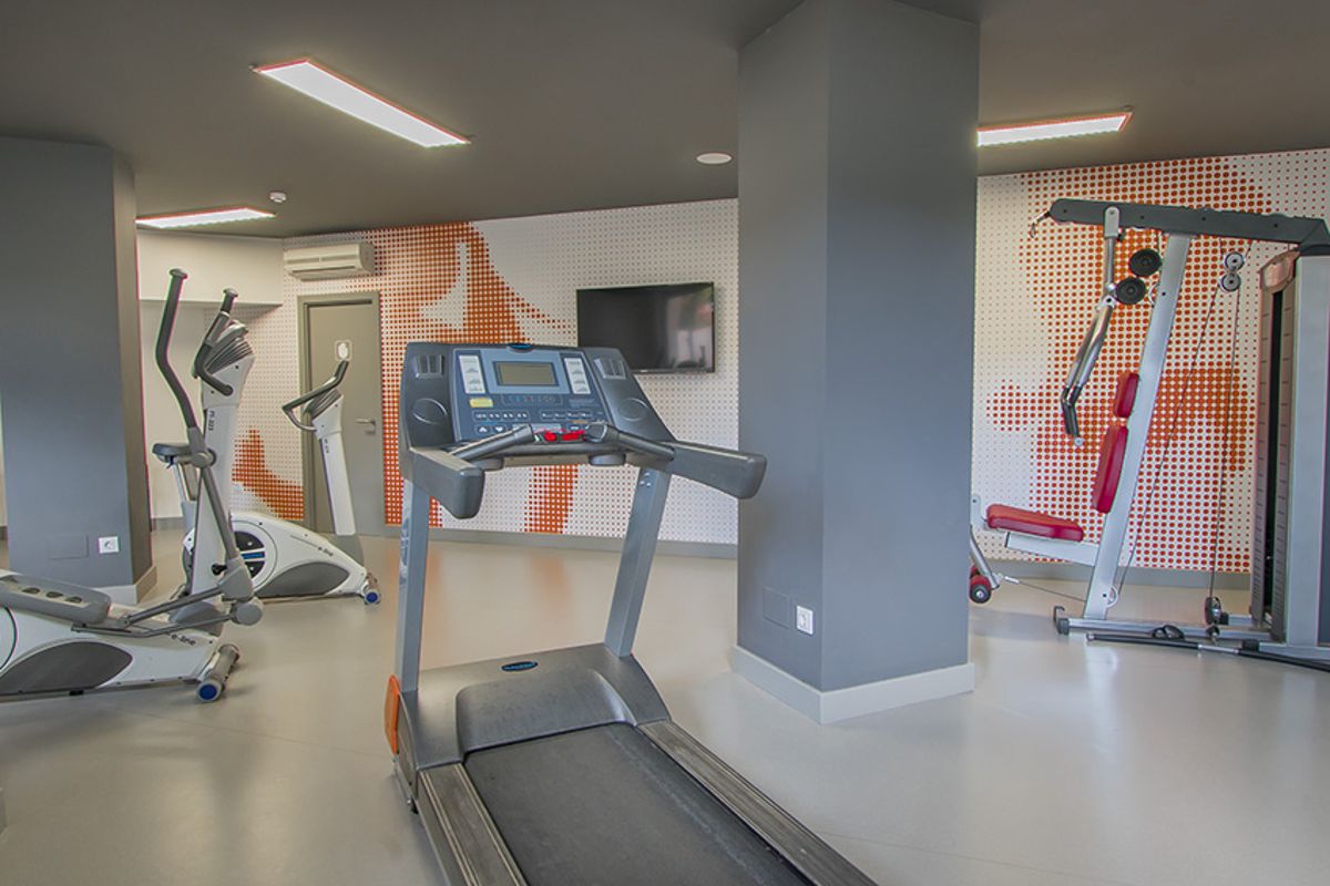 Palestra con tapis roulant e attrezzi a Tenerife.