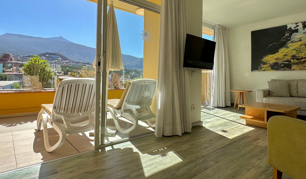 Salotto luminoso con vista su Puerto de la Cruz e sul vulcano Teide.