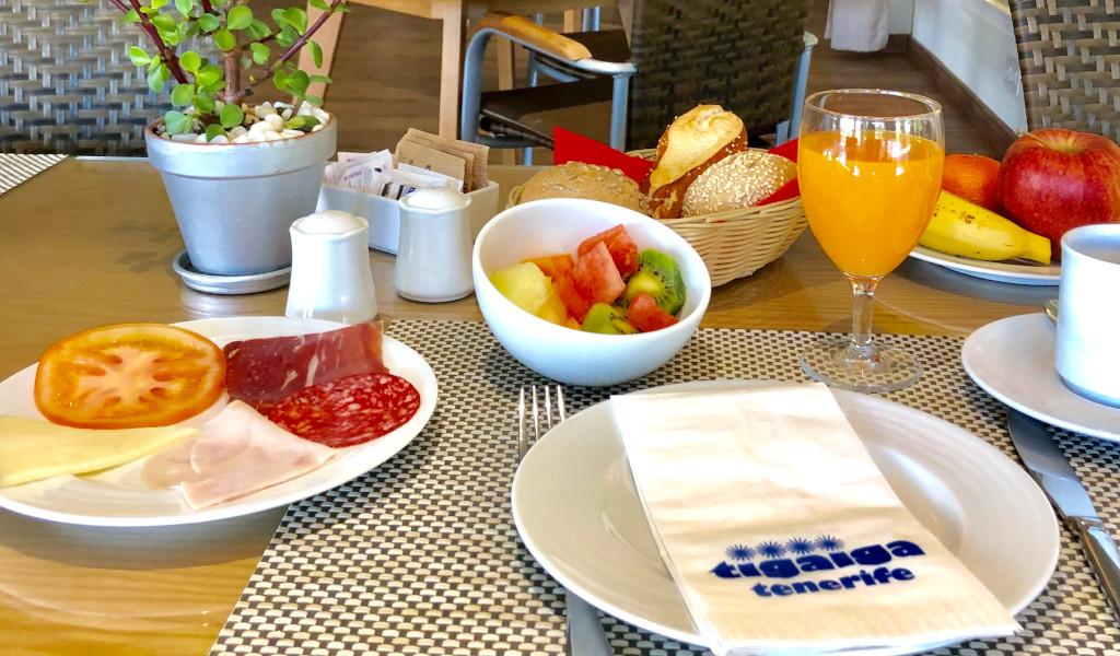 Colazione con frutta, salumi, pane e succo d'arancia a Tagara, Tenerife.