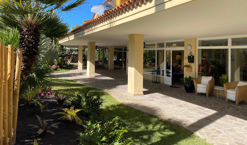 Ingresso di un edificio con giardino e sedie a Santa Cruz de Tenerife.