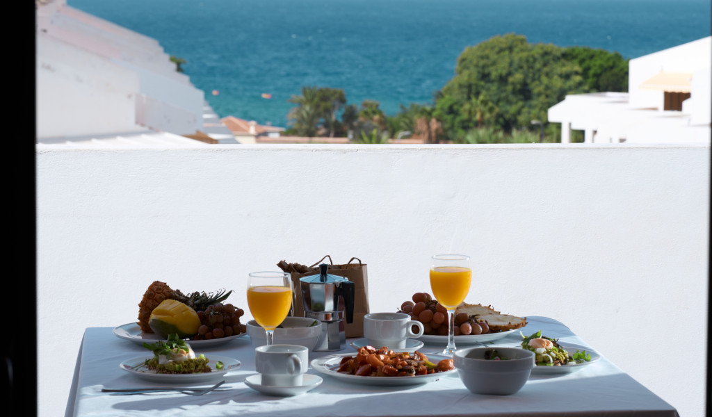 Colazione su terrazza con vista mare a Tenerife.