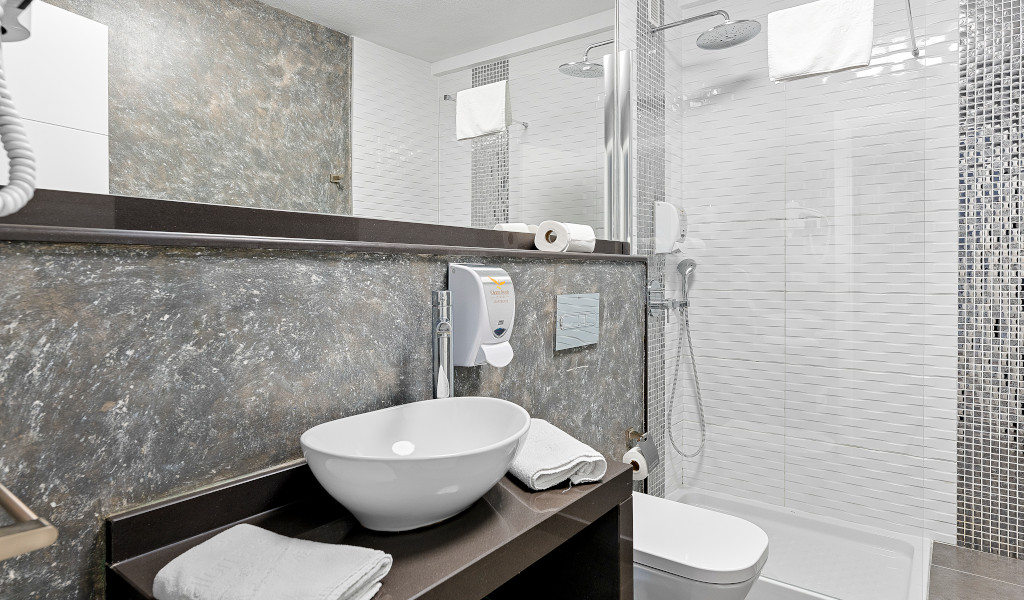 Bagno moderno con lavandino e doccia a Tenerife.