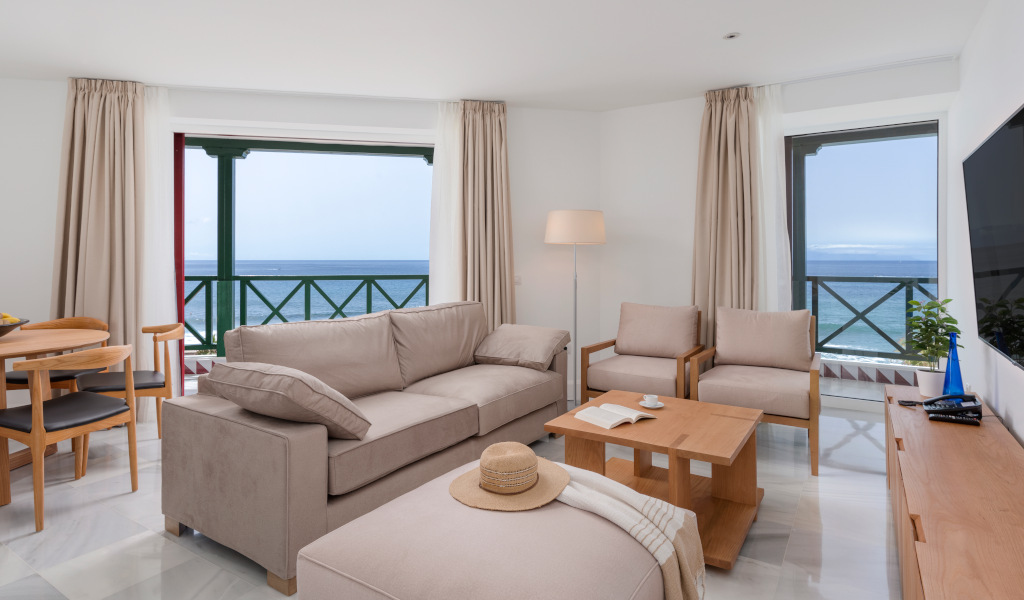 Soggiorno con divano beige e vista mare a Tenerife.