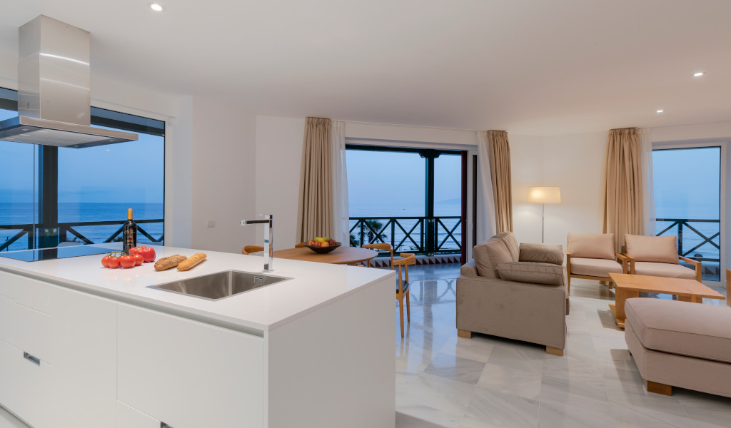 Cucina moderna con vista mare a Tenerife, pomodori e pane sul bancone.