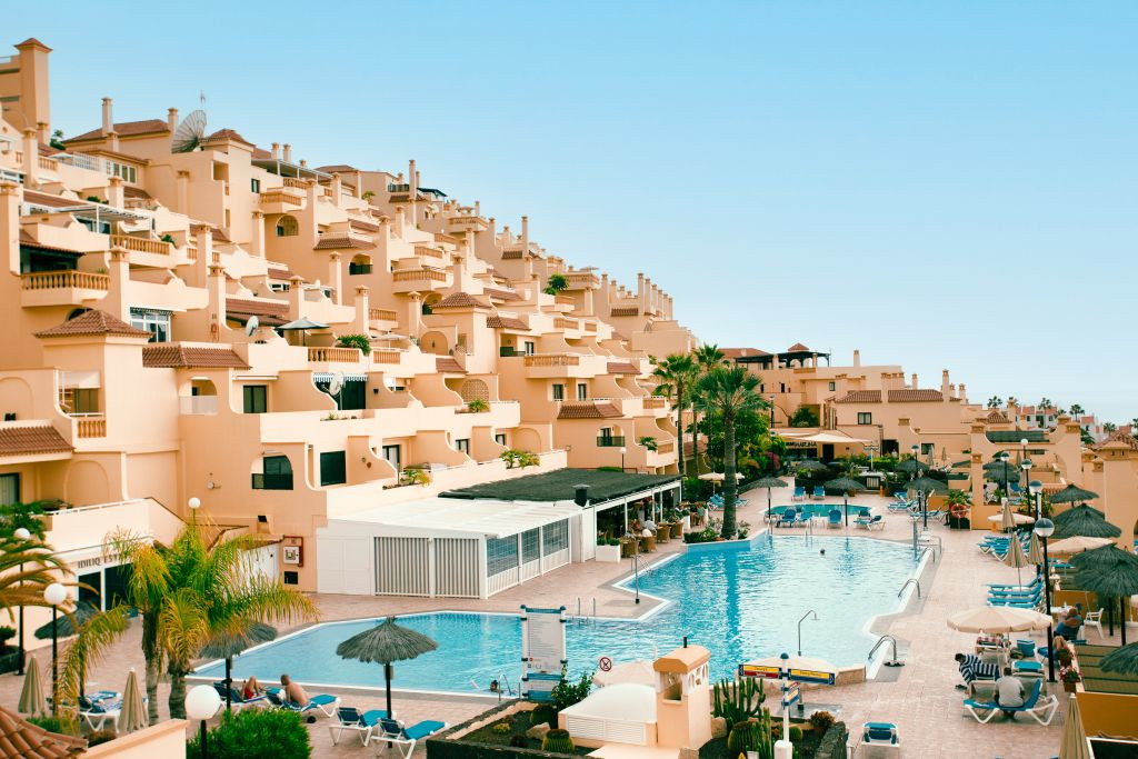 Condominio con piscina e palme a Playa de las Américas, Tenerife.