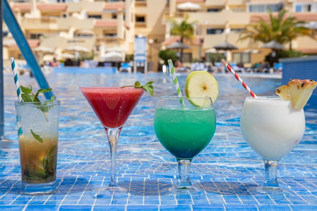 Cocktail tropicali a bordo piscina in hotel a Tenerife.