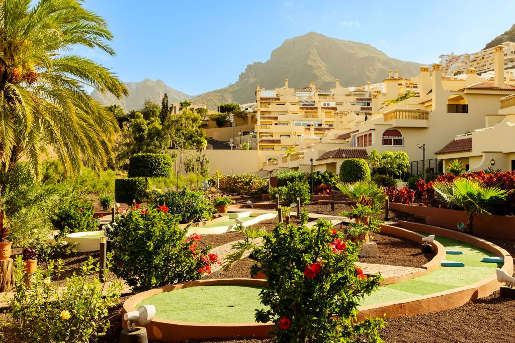 Campo da minigolf circondato da piante a Costa Adeje, Tenerife.