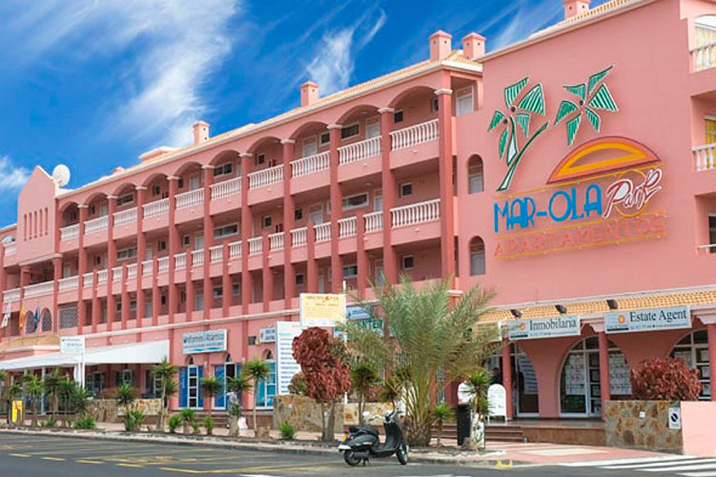Edificio Mar-Ola Park a Tenerife, con palme e segnaletica Apartamentos.