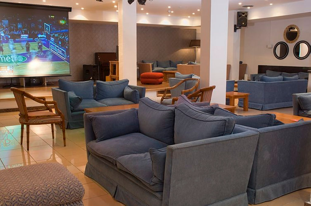 Soggiorno con divani e schermo TV in un hotel a Tenerife.