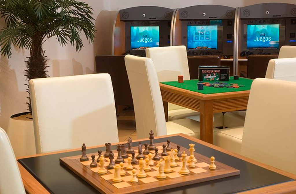 Scacchiera e tavolo da gioco in un casinò a Tenerife.