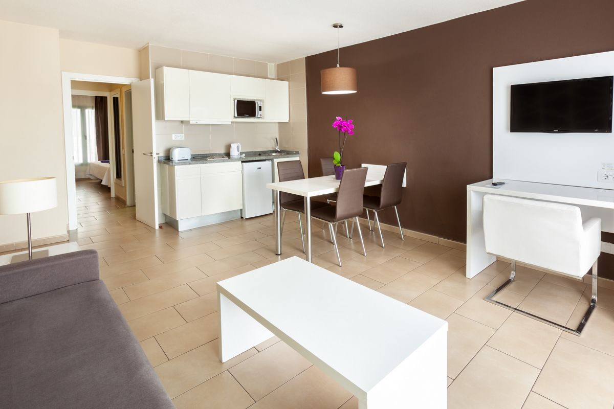 Soggiorno moderno e cucina in un appartamento a Tenerife.