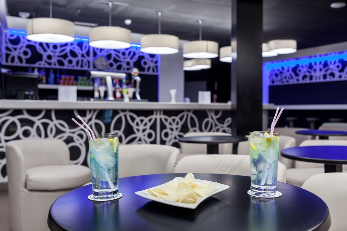 Cocktail e patatine su un tavolo in un bar moderno a Tenerife.