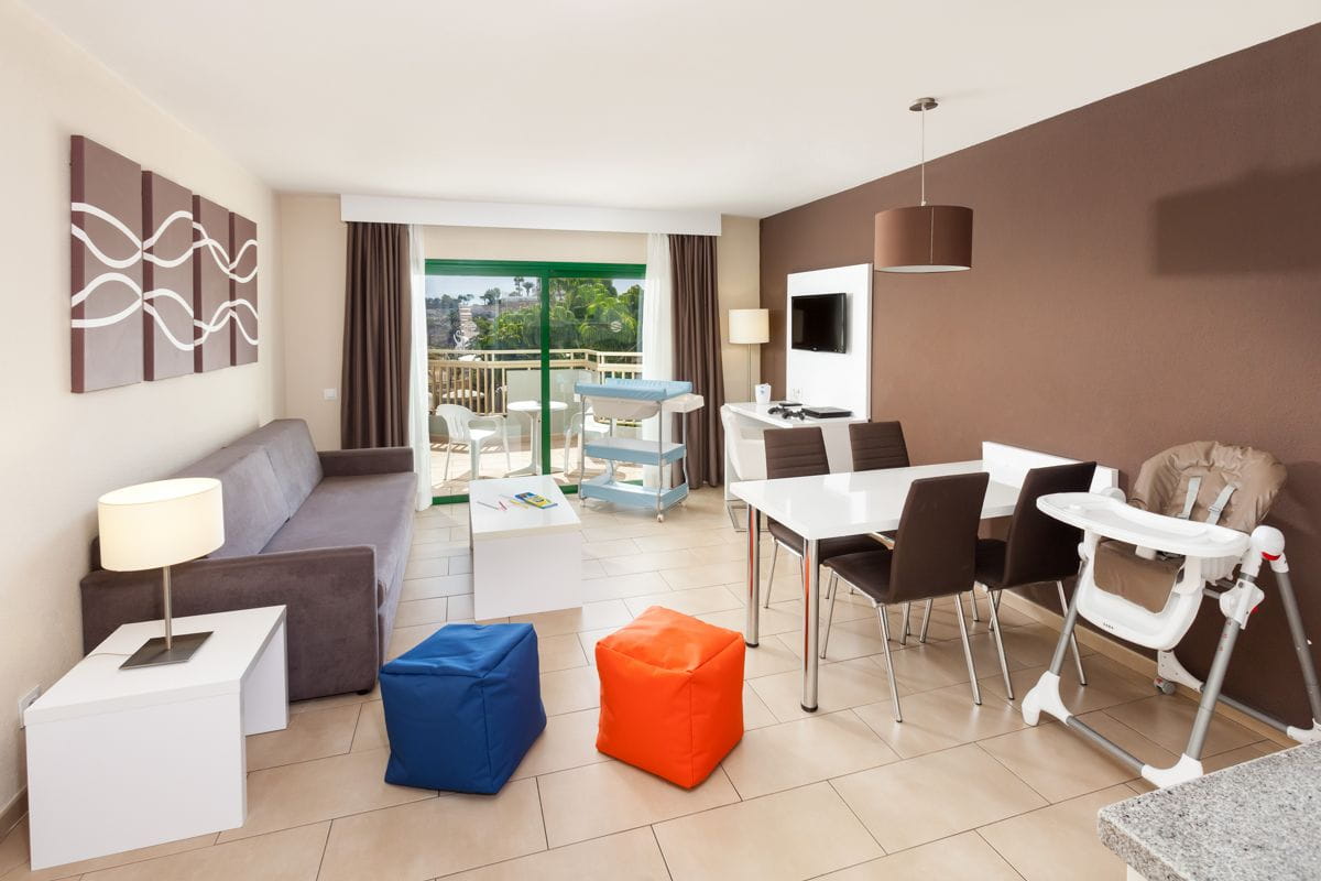 Soggiorno moderno con divano, tavolo da pranzo e vista sul balcone a Tenerife.