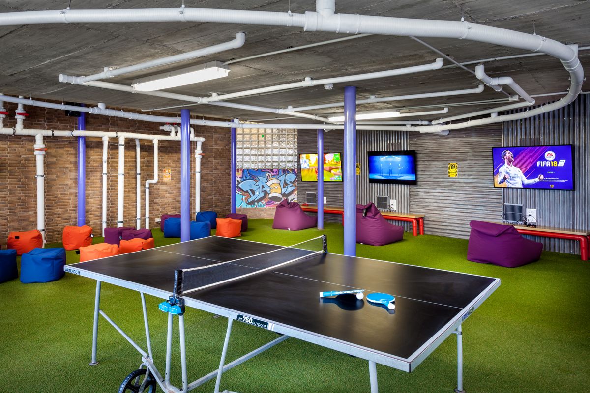 Sala giochi con tavolo da ping pong e sedie a sacco a Tenerife.