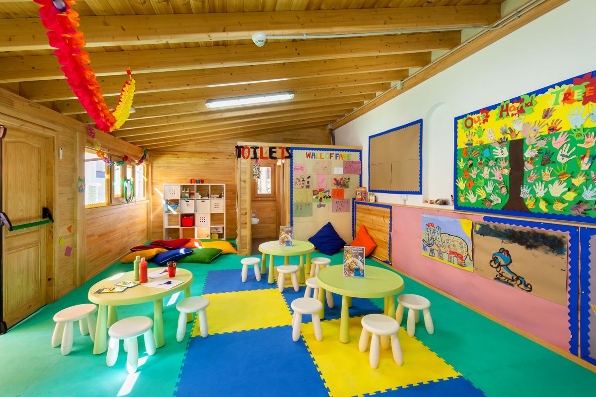 Interno colorato di un'aula per bambini a Tenerife, con tavoli, sedie e decorazioni.