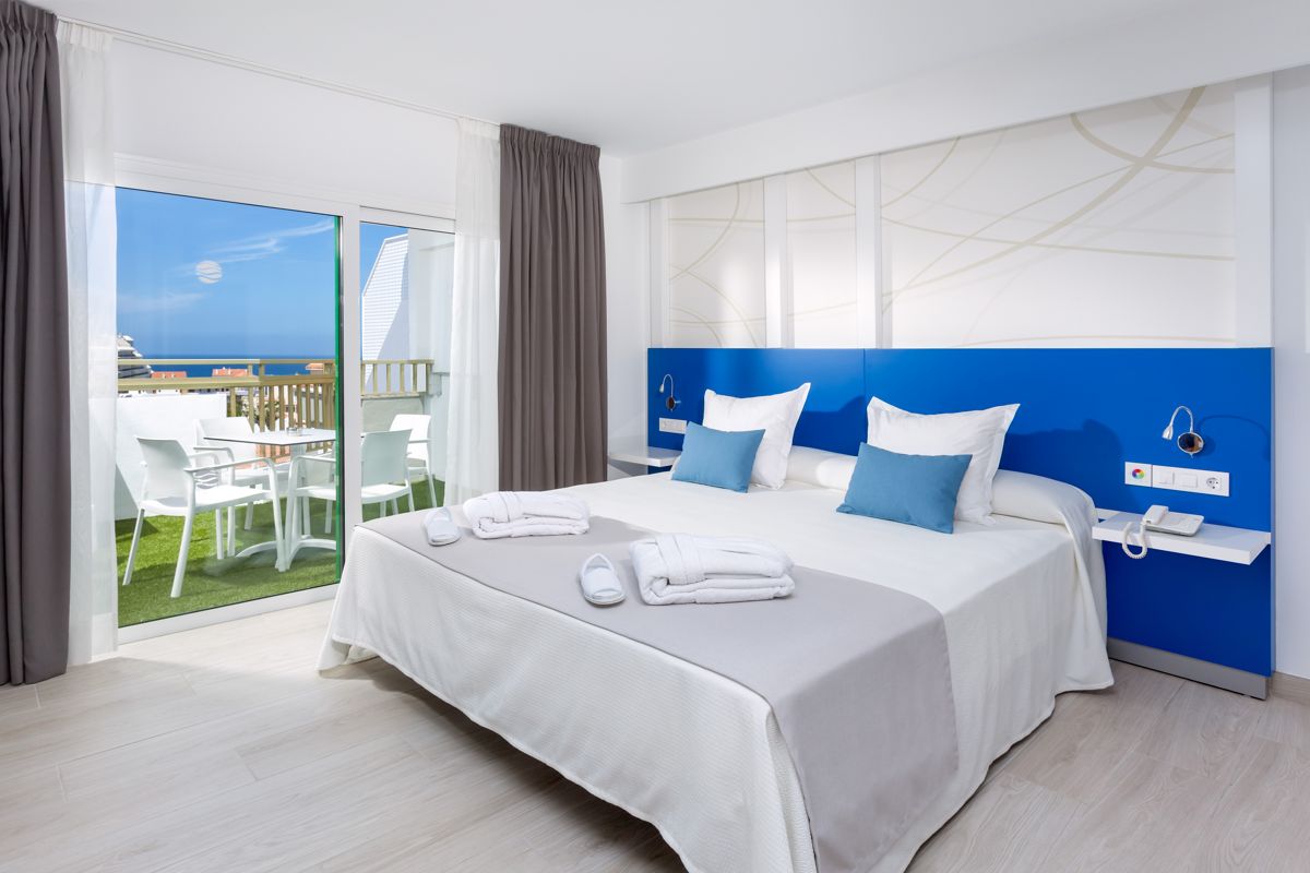 Camera da letto con vista balcone sull'oceano a Tenerife.