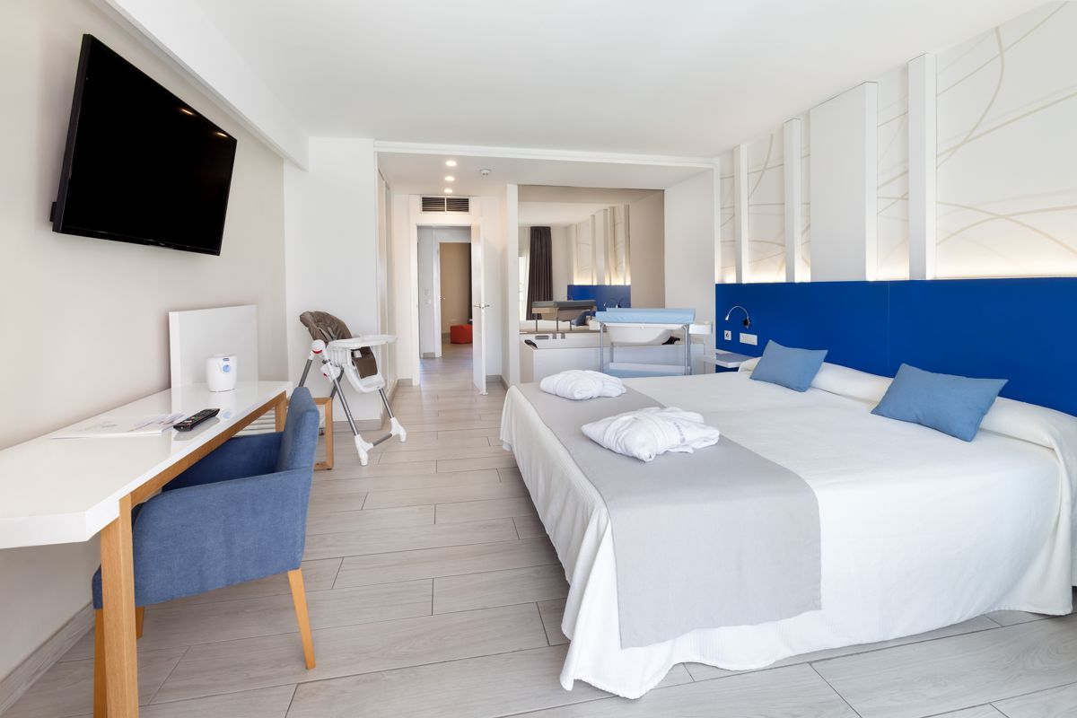 Camera d'albergo moderna con letto matrimoniale, scrivania e TV a Santa Cruz de Tenerife.