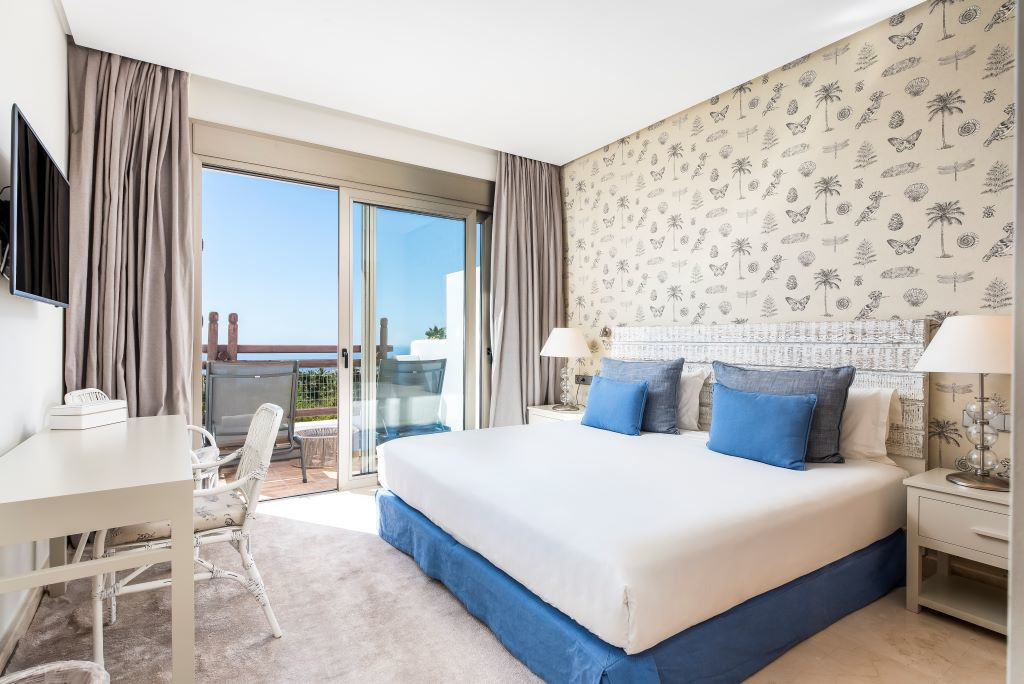 Camera da letto con letto matrimoniale e balcone con vista sul mare a Tenerife.