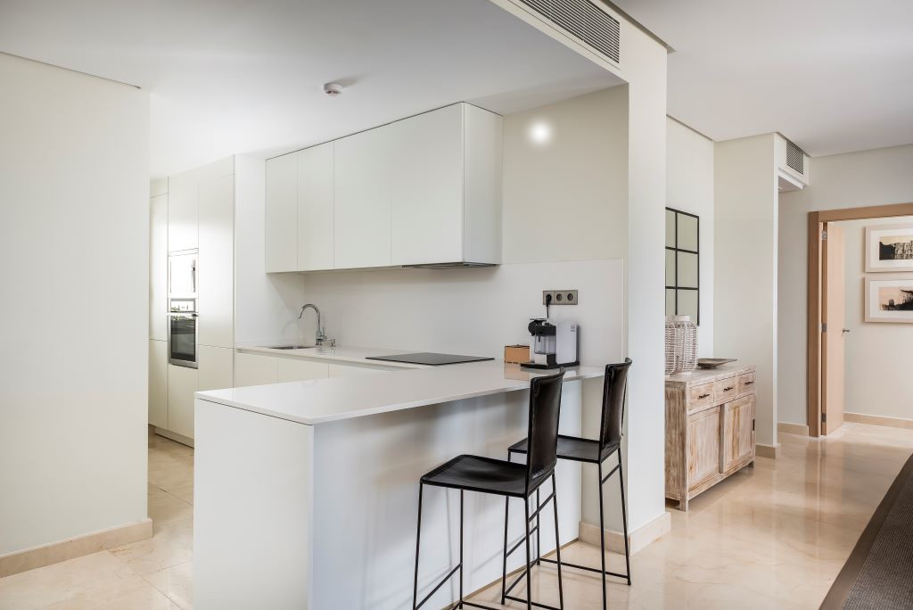 Cucina moderna con bancone e sedie a El Médano, Tenerife.