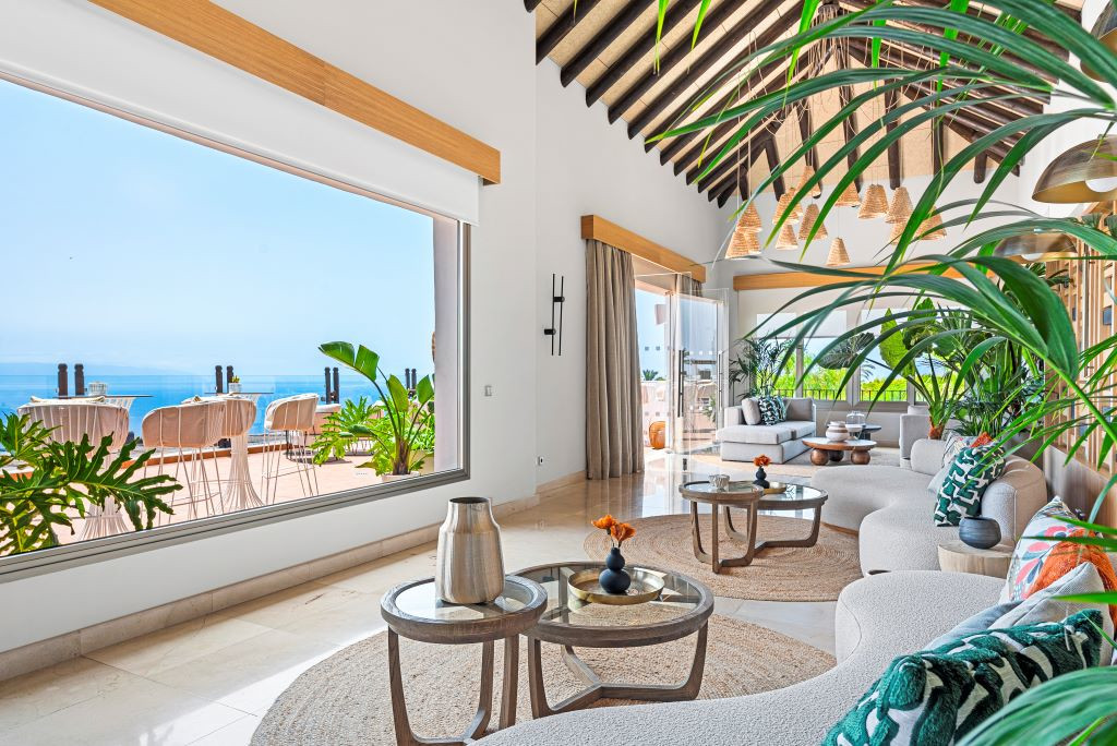 Sala di una villa a Tenerife con vista oceano e mobili moderni.