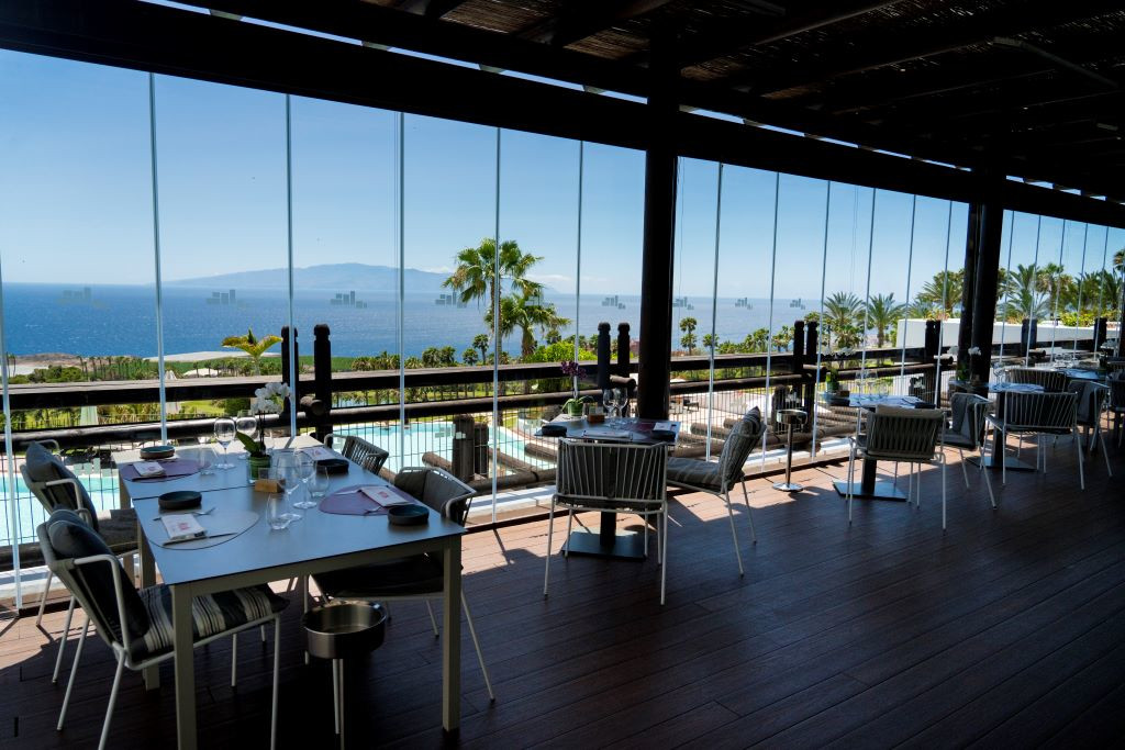 Interno di ristorante con vista mare e Isola di Tenerife sullo sfondo.