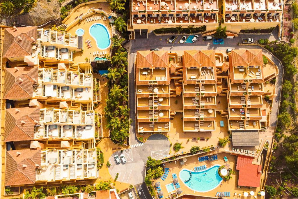 Veduta aerea di un complesso residenziale con piscine a Costa Adeje, Tenerife.