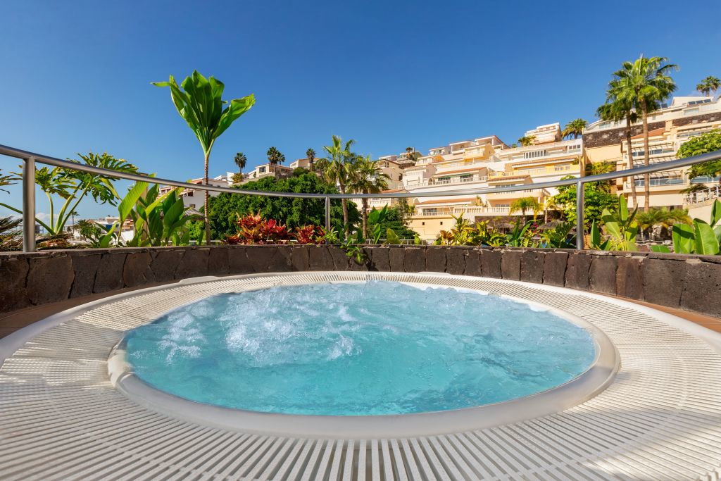 Vasca idromassaggio con vista su Puerto de la Cruz, Tenerife.