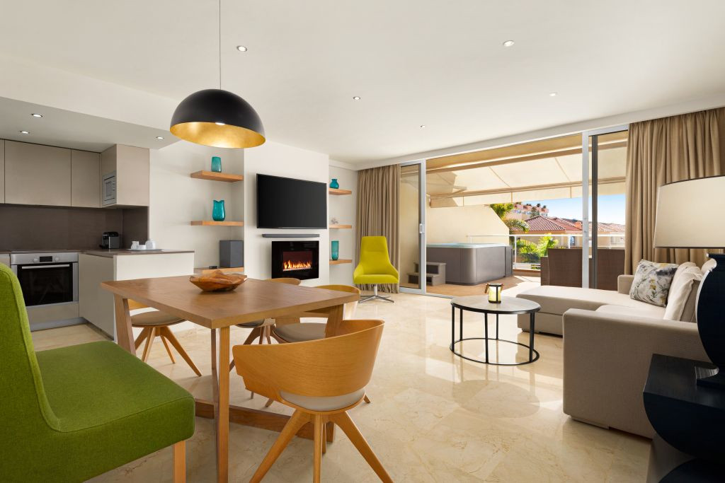 Soggiorno moderno con cucina, tavolo da pranzo e terrazza con vista a Tenerife.