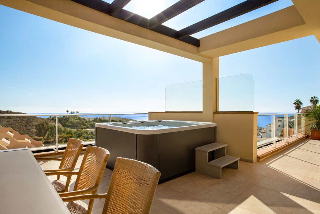 Terrazza con vasca idromassaggio e vista mare a Tenerife.