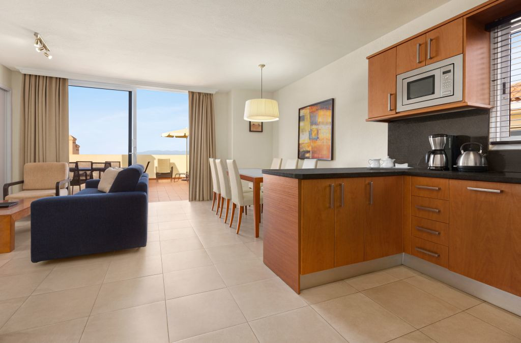 Sala con cucina e tavolo da pranzo, vista terrazza a Tenerife.