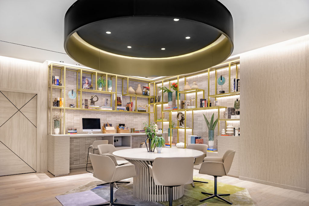 Interno moderno con tavolo, sedie e scaffali decorativi a Santa Cruz de Tenerife.