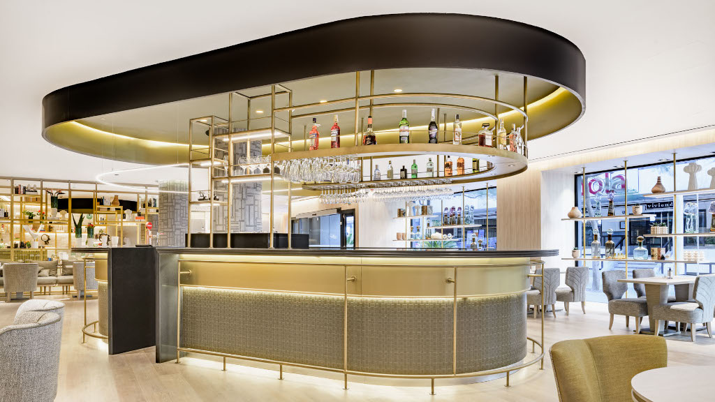 Bar elegante con bottiglie e bicchieri appesi a un'isola centrale a Tenerife.