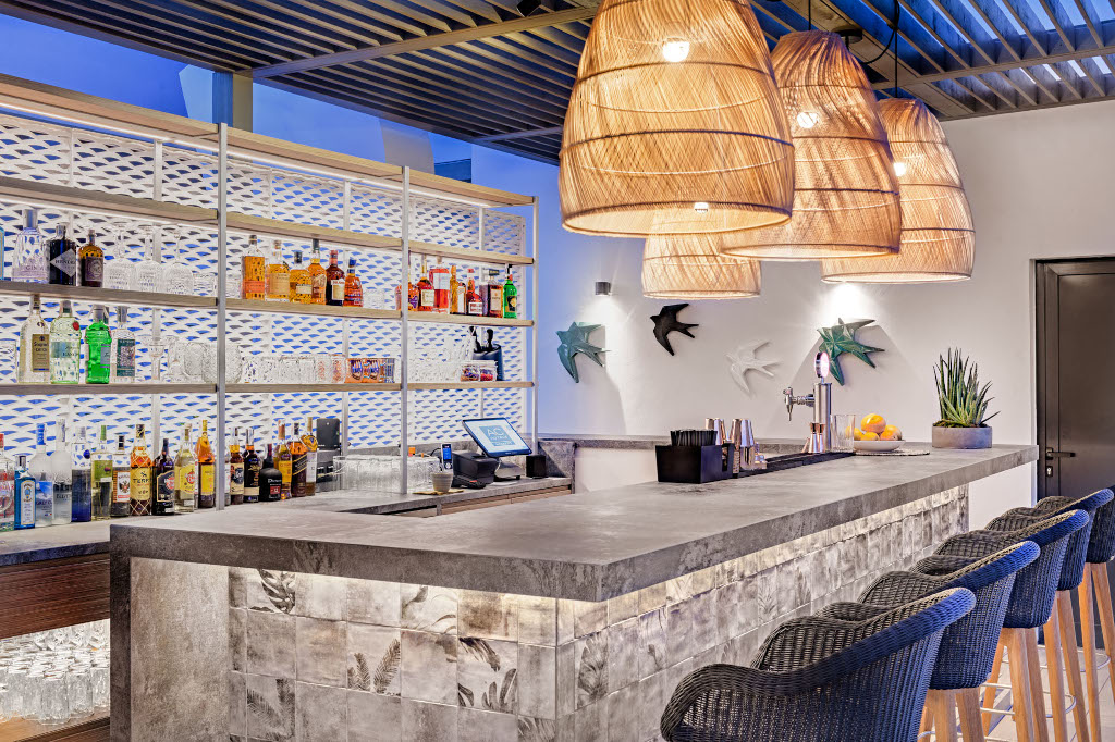 Banco bar in un locale a Santa Cruz de Tenerife con bottiglie in mostra.