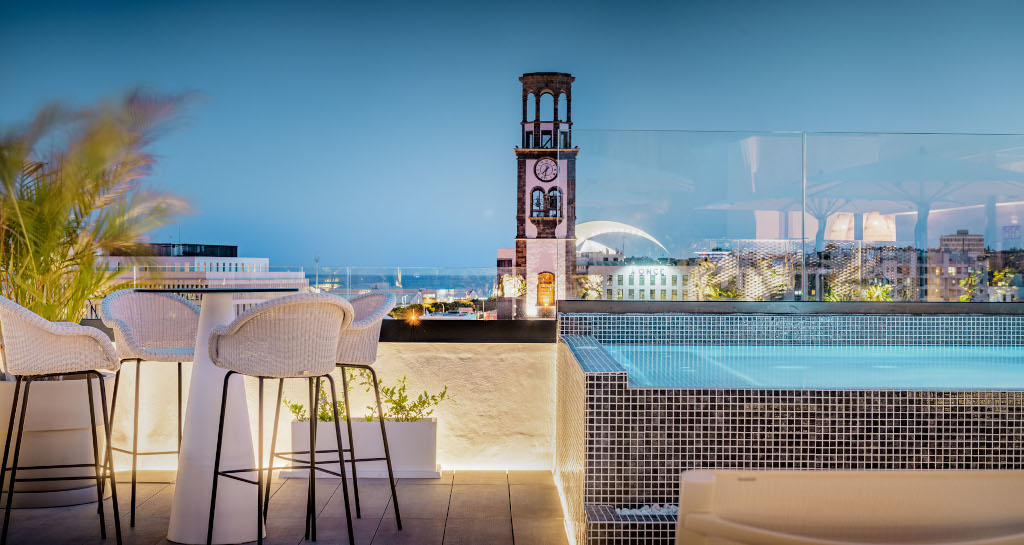 Terrazza con piscina e sedie, vista panoramica su Santa Cruz de Tenerife.
