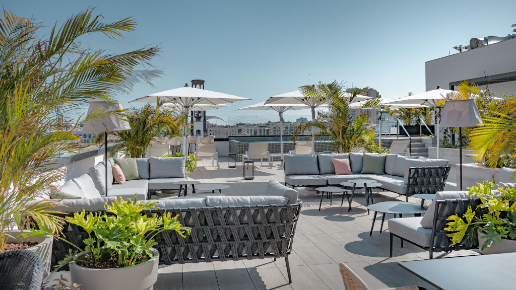 Terrazza con divani e piante a Santa Cruz de Tenerife.